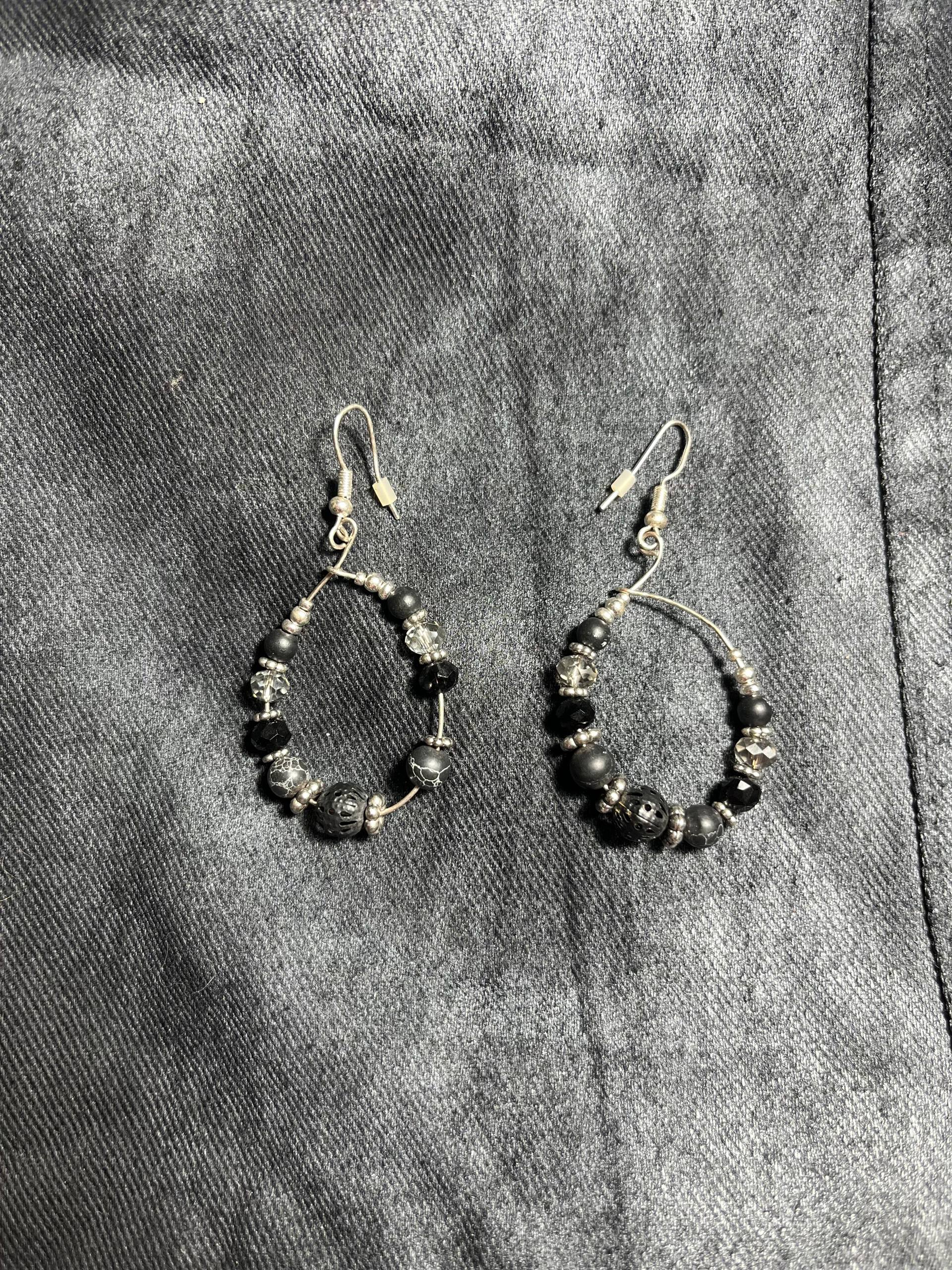 گوشواره حلقه‌ای مهره‌ای مشکی و نقره‌ای
